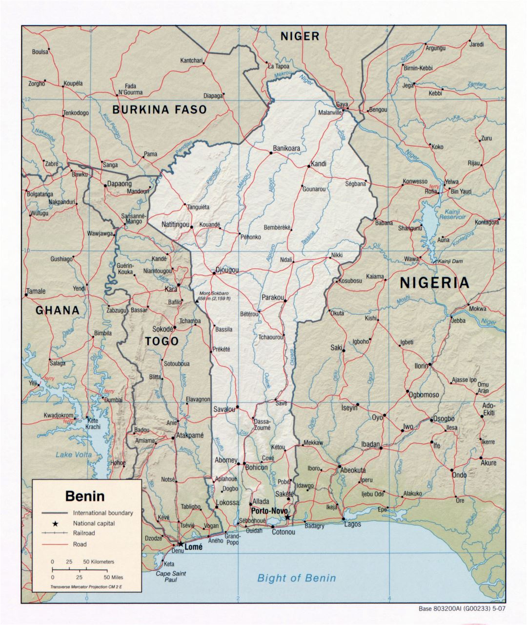 A gran escala detallado mapa político de Benin con relieve, carreteras, ferrocarriles y ciudades - 2007