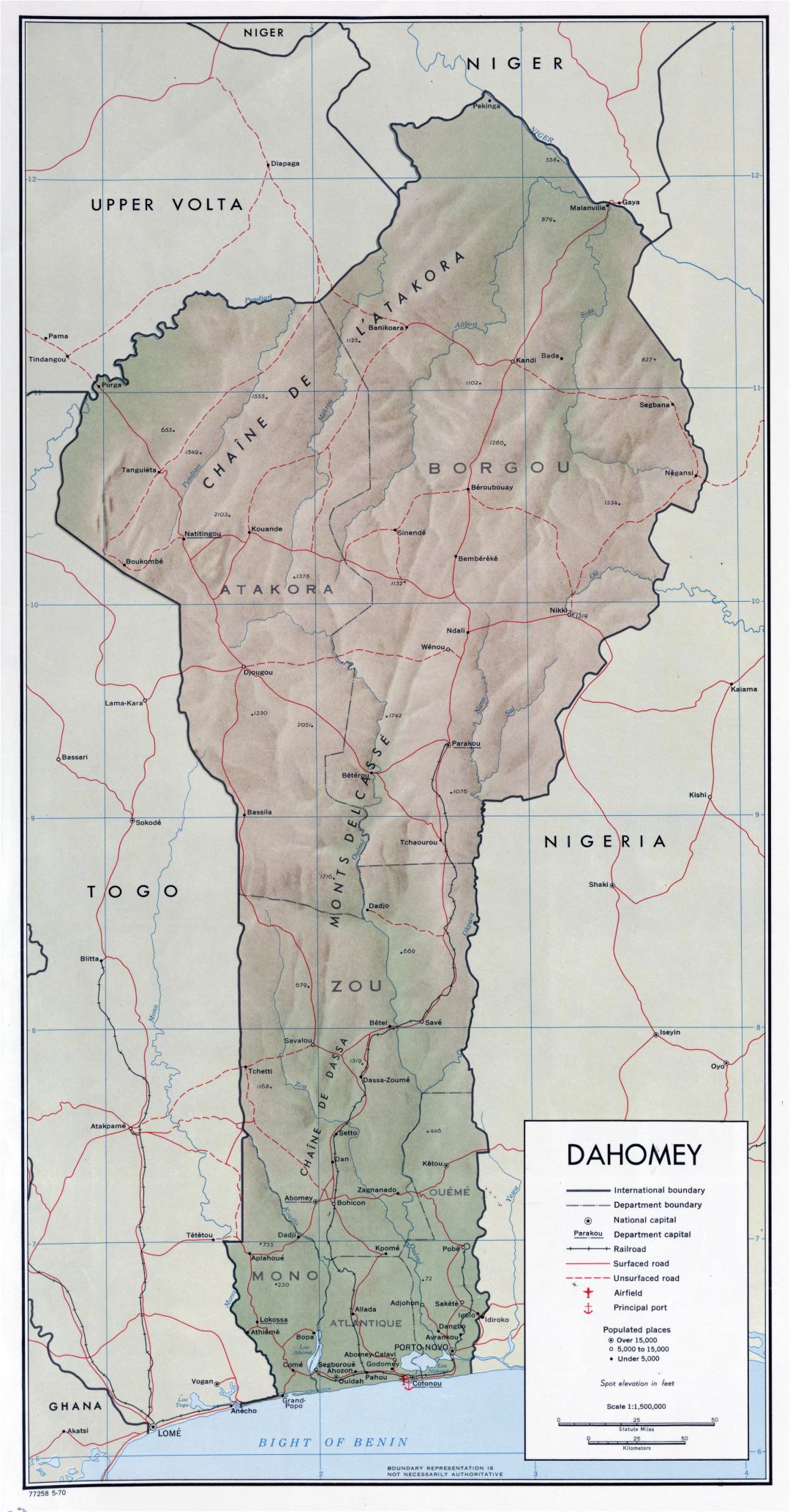 A gran escala mapa político de Benin con relieve, carreteras, ferrocarriles, principales ciudades, puertos marítimos y aeropuertos - 1970