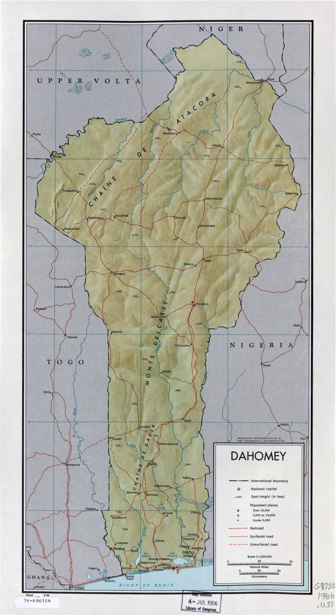 A gran escala mapa político de Benin con socorro, carreteras, ferrocarriles, principales ciudades, puertos marítimos y aeropuertos - 1966