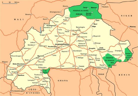 Grande mapa de parques nacionales de Burkina Faso con carreteras y principales ciudades