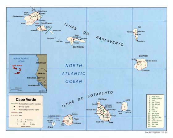 A gran escala mapa político y administrativo de Cabo Verde con carreteras y principales ciudades - 2004