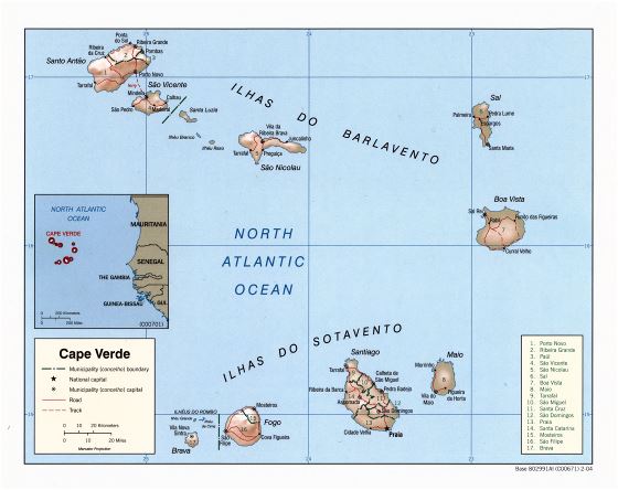 A gran escala mapa político y administrativo de Cabo Verde con relieve, carreteras y principales ciudades - 2004