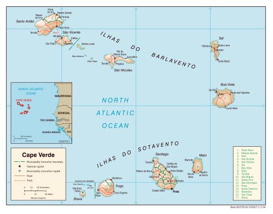 Grande detallado mapa político y administrativo de Cabo Verde con relieve, carreteras y principales ciudades - 2004