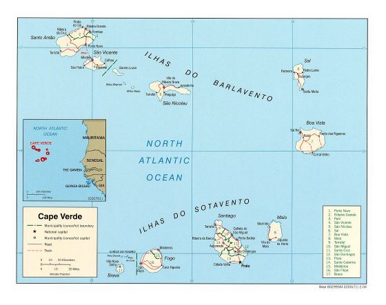 Grande mapa político y administrativo de Cabo Verde con carreteras y principales ciudades - 2004