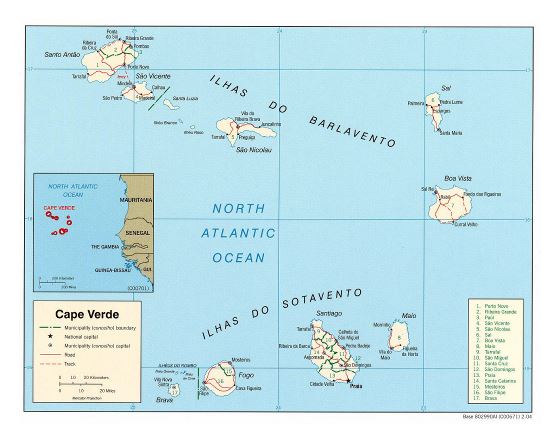 Grande mapa político y administrativo de Cabo Verde con carreteras y principales ciudades - 2004