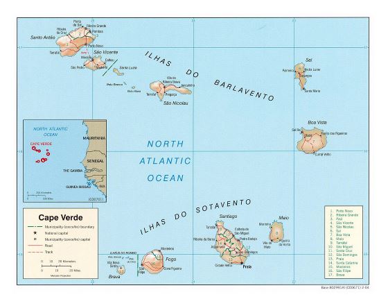 Grande mapa político y administrativo de Cabo Verde con relieve, carreteras y principales ciudades - 2004