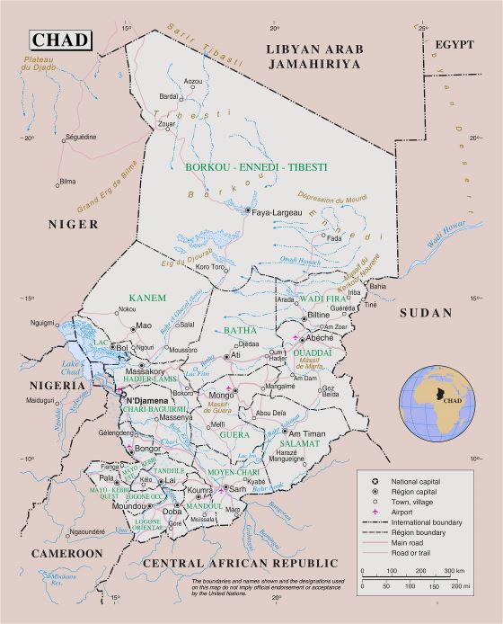 Grande detallado mapa político y administrativo de Chad con carreteras, principales ciudades y aeropuertos