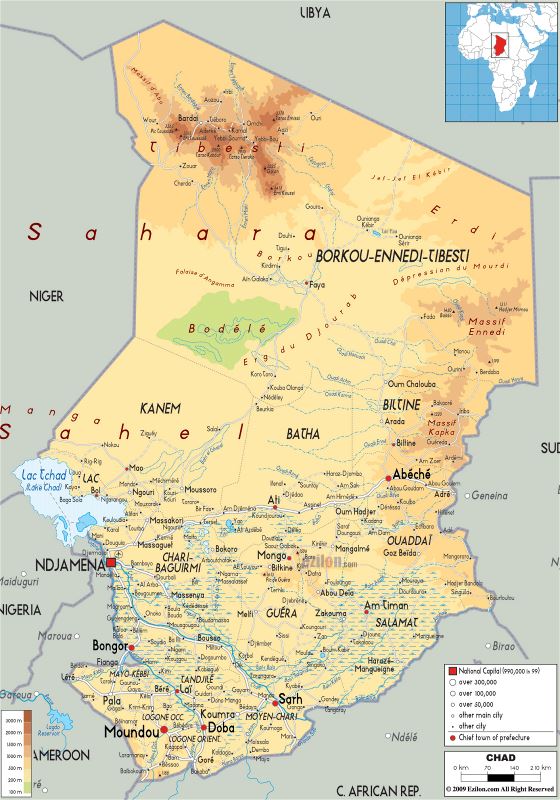 Grande mapa físico de Chad con carreteras, ciudades y aeropuertos