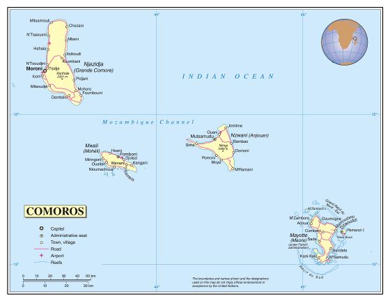 Grande detallado mapa político de Comoras con carreteras, ciudades y aeropuertos