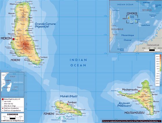 Grande mapa físico de Islas Comoras con carreteras, ciudades y aeropuertos