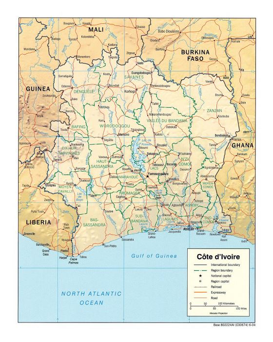 Detallado político y administrativo mapa de Costa de Marfil con relieve, carreteras, ferrocarriles y principales ciudades - 2004