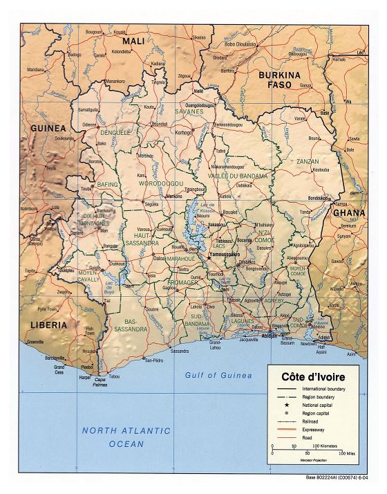 Gran escala político y administrativo mapa de Costa de Marfil con relieve, carreteras, ferrocarriles y principales ciudades - 2004