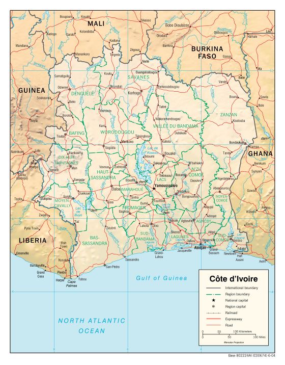 Grande detallado político y administrativo mapa de Costa de Marfil con relieve, carreteras, ferrocarriles y principales ciudades - 2004