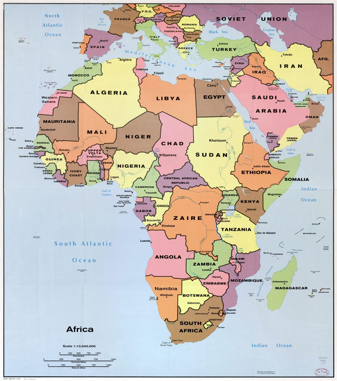 Detalle a gran escala mapa político de África con las marcas de capitales, ciudades importantes y nombres de países - 1982