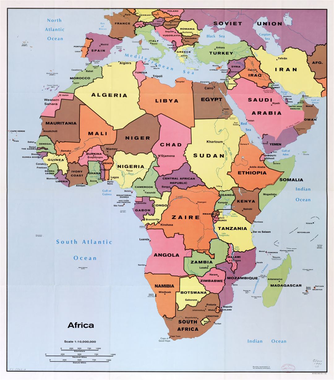 Detalle a gran escala mapa político de África con las marcas de las ciudades capitales, grandes ciudades y los nombres de los países - 1990