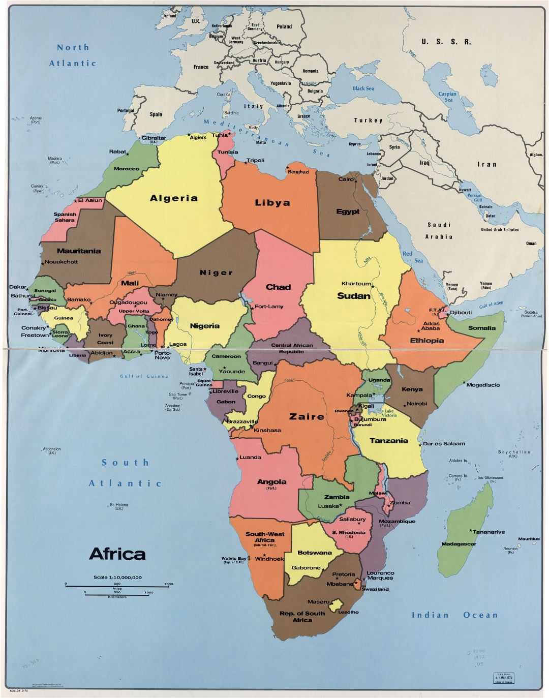 En alta resolución detallado mapa político de África con las marcas de las ciudades capitales y los nombres de los países - 1972