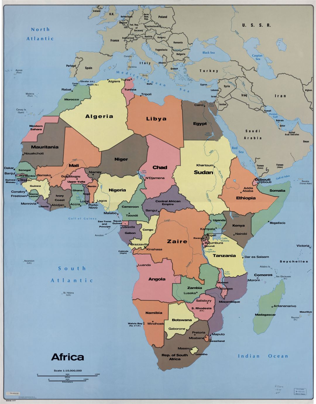 En alta resolución detallado mapa político de África con las marcas de las ciudades capitales y nombres de los estados - 1977