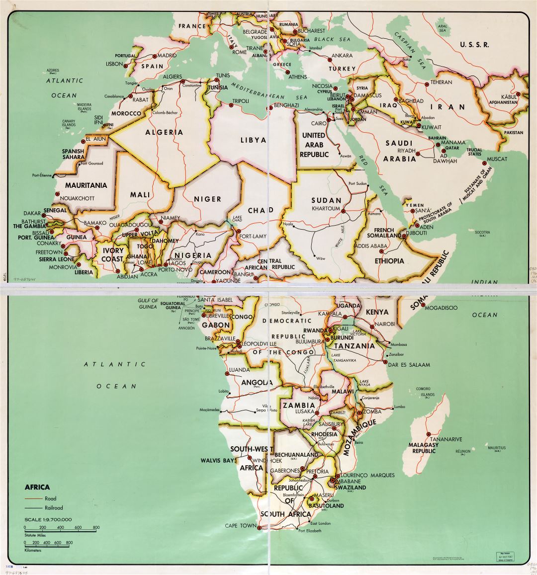 En alta resolución detalle mapa político de África con las marcas de las ciudades capitales, grandes ciudades, carreteras principales, vías férreas y los nombres de los países - 1966