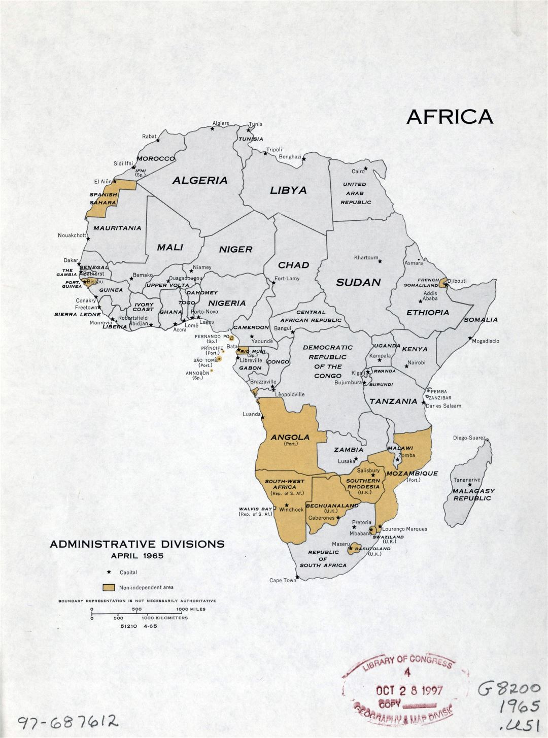 Gran detalle divisiones administrativas mapa de África con las marcas de capitales - Abril de 1965