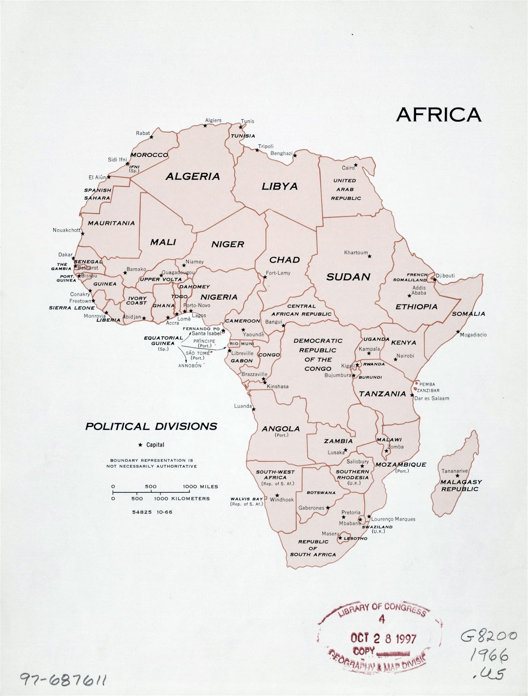 Gran detalle divisiones políticas mapa de África con las marcas de capitales - 1966