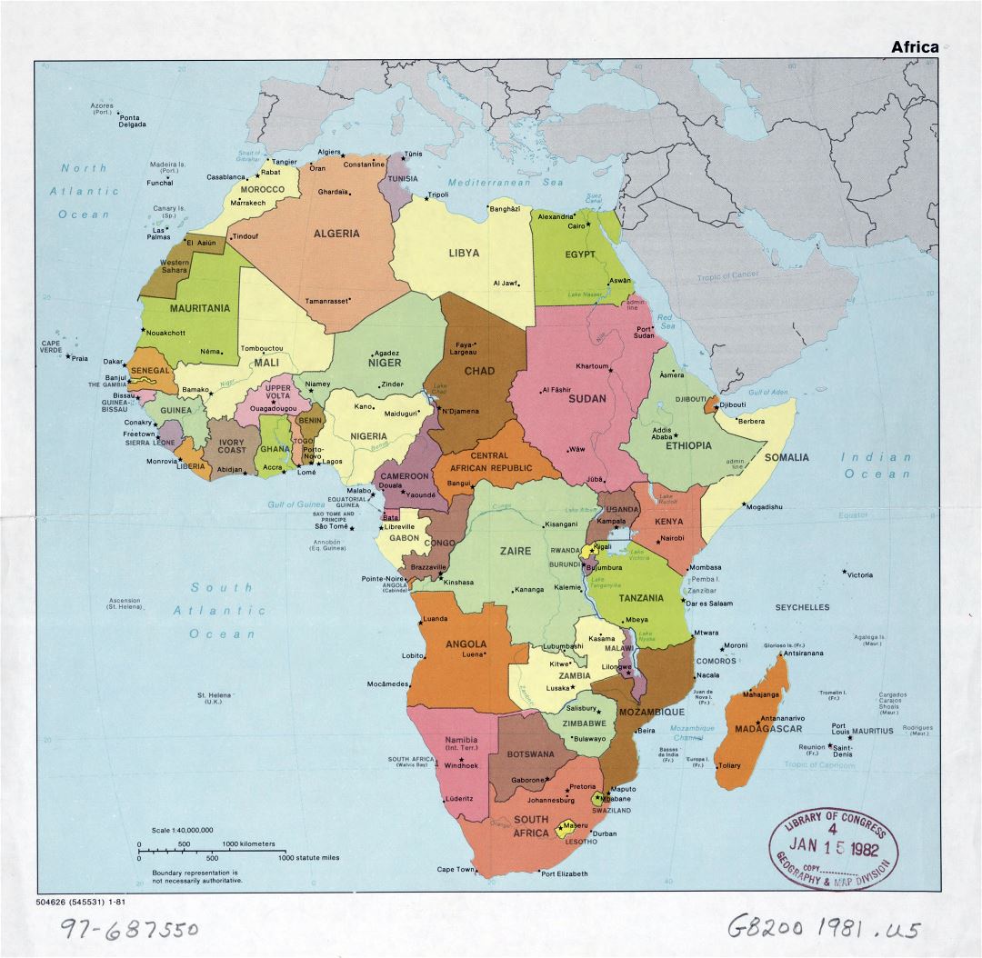 Gran detalle mapa político de África con las marcas de capitales, ciudades importantes y nombres de países - 1981