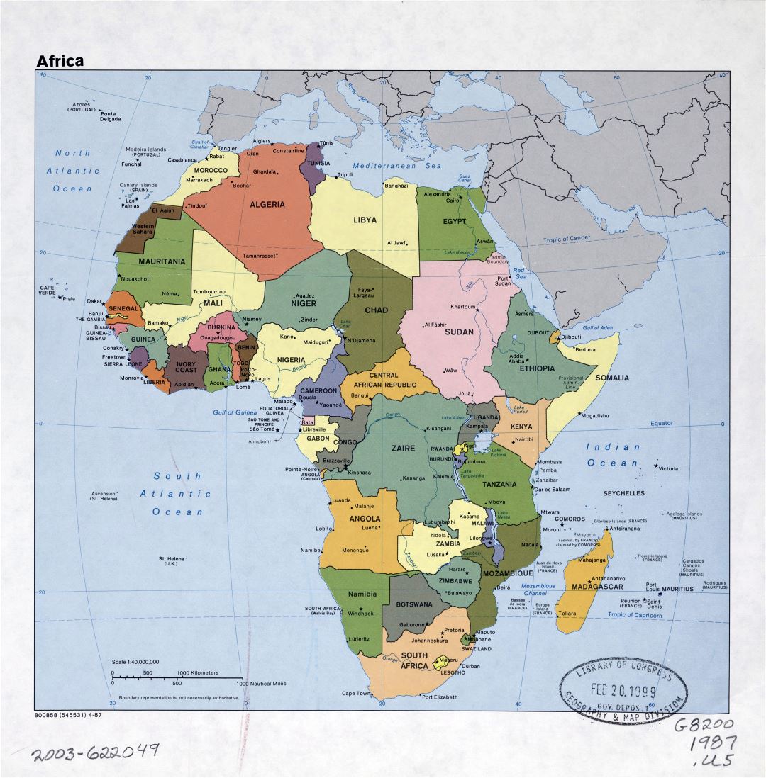 Gran detalle mapa político de África con las marcas de capitales, grandes ciudades y los nombres de los países - 1987