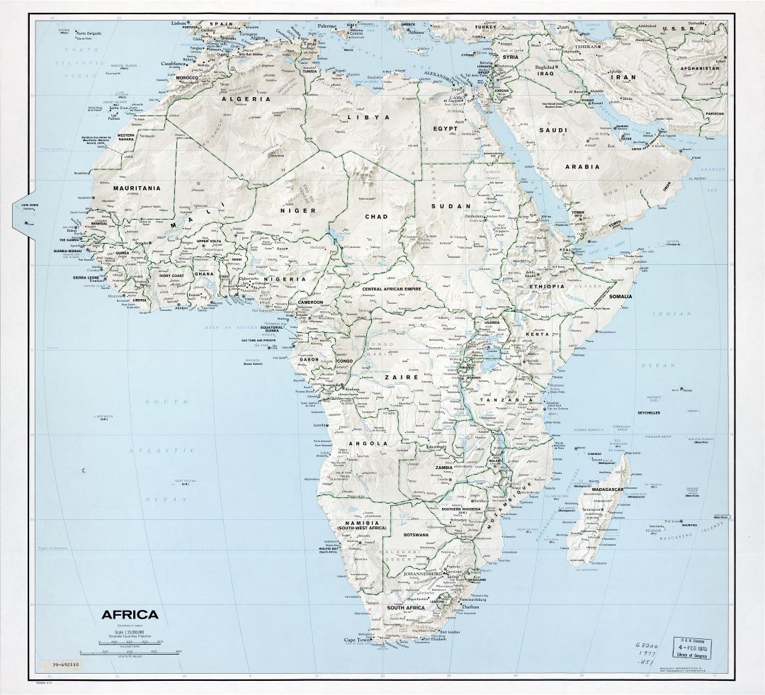 Gran escala del mapa político detallada de África, con alivio, marcas de capitales, grandes ciudades y los nombres de los países - 1977