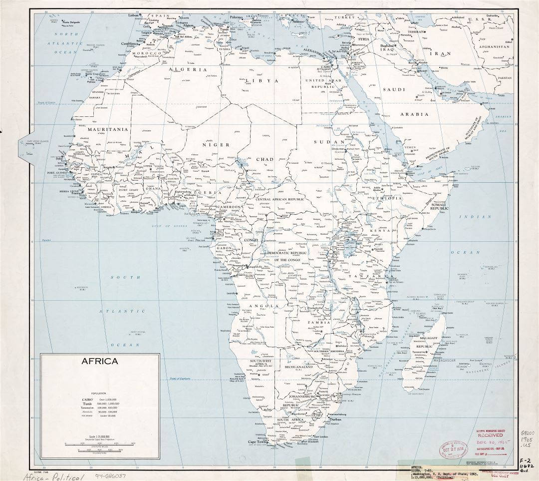 Gran escala del mapa político detallada de África, con marcas de capitales, ciudades importantes y nombres de países - 1965