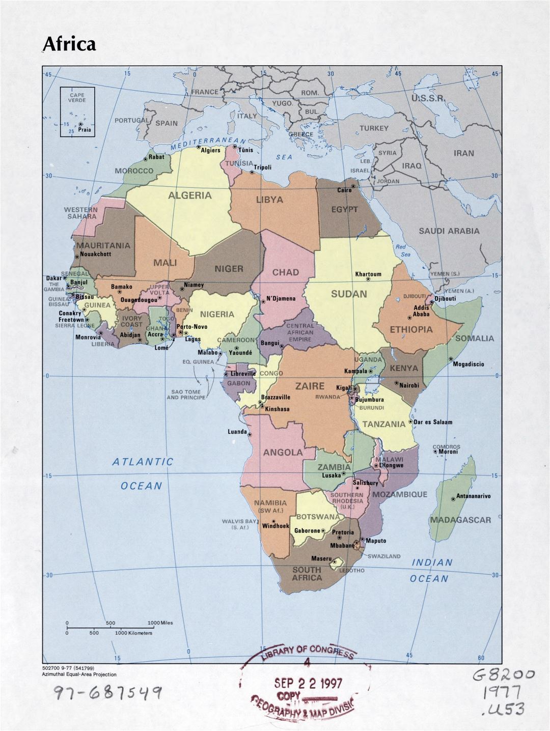 Mapa grande política detallada de África, con marcas de capitales, grandes ciudades y nombres de los estados - 1977