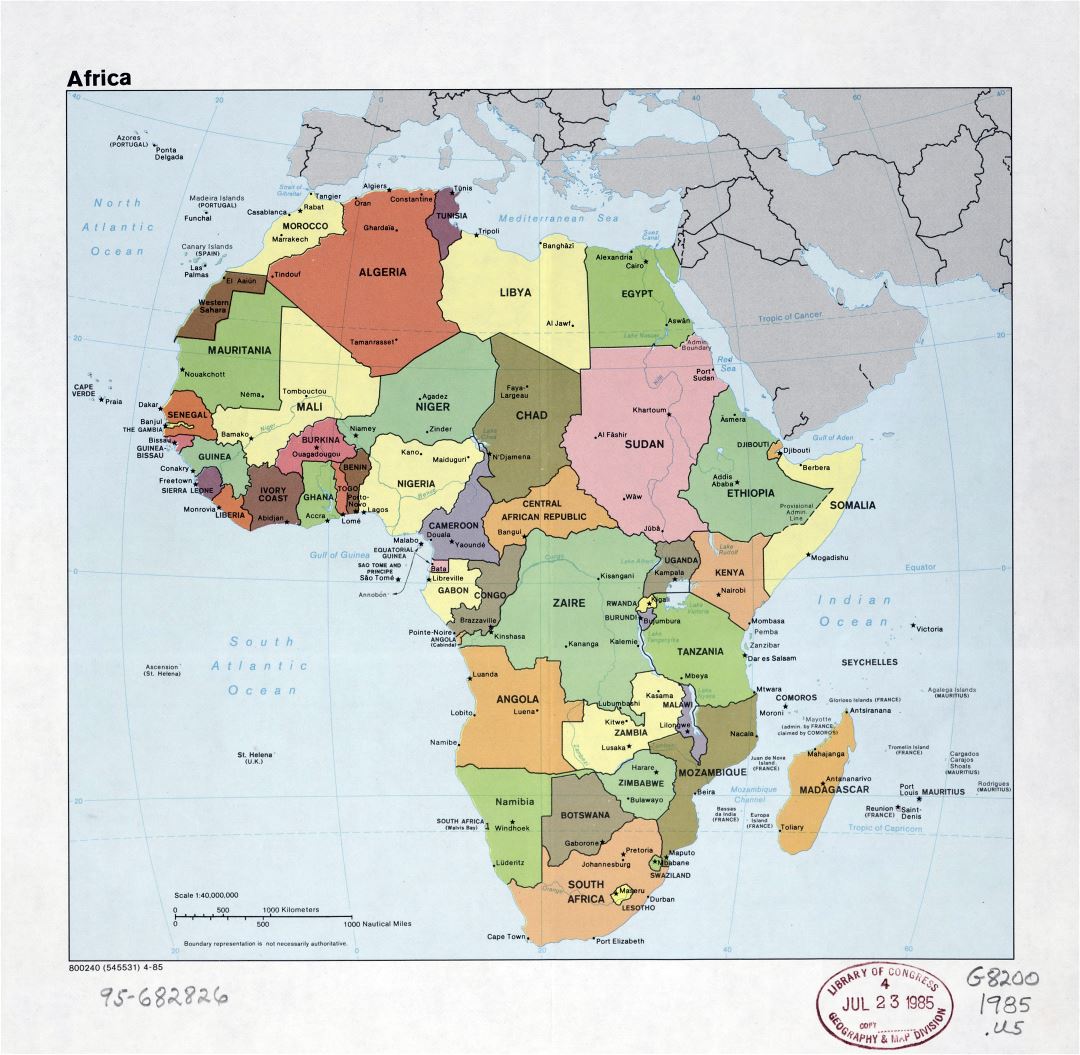 Mapa grande político detalle de África con las marcas de las ciudades capitales, grandes ciudades y nombres de los estados - 1985