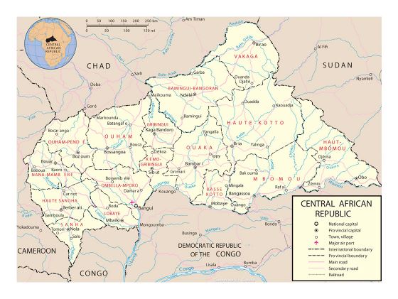 Detallado mapa político y administrativo de República Centroafricana con carreteras, ferrocarriles, principales ciudades y aeropuertos
