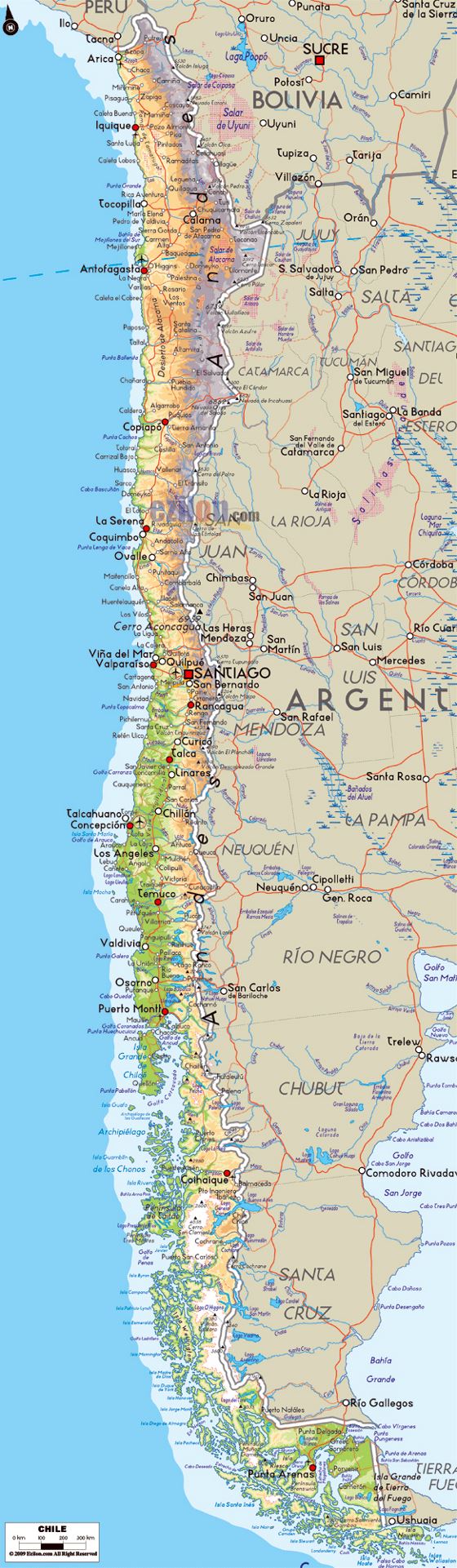 Detallado mapa físico de Chile con carreteras, ciudades y aeropuertos