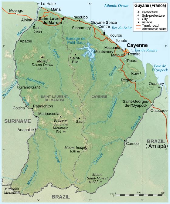 A gran escala mapa político de Guayana Francesa con relieve, carreteras, ciudades y pueblos