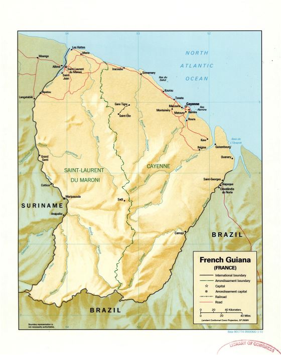 Grande detallado mapa político y administrativo de Guayana Francesa con relieve y marcas de ciudades, carreteras y ferrocarriles - 1992