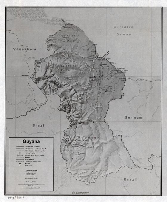 Grande detallado mapa político y administrativo de Guyana con relieve, marcas de carreteras, ferrocarriles, ciudades, puertos marítimos y aeropuertos - 1983