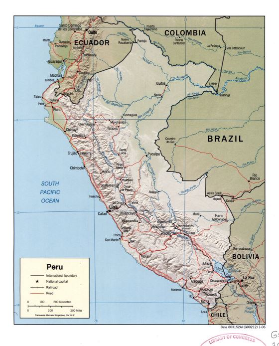 Grande detallado mapa político de Perú con relieve, marcas de carreteras, ferrocarriles y principales ciudades - 2006