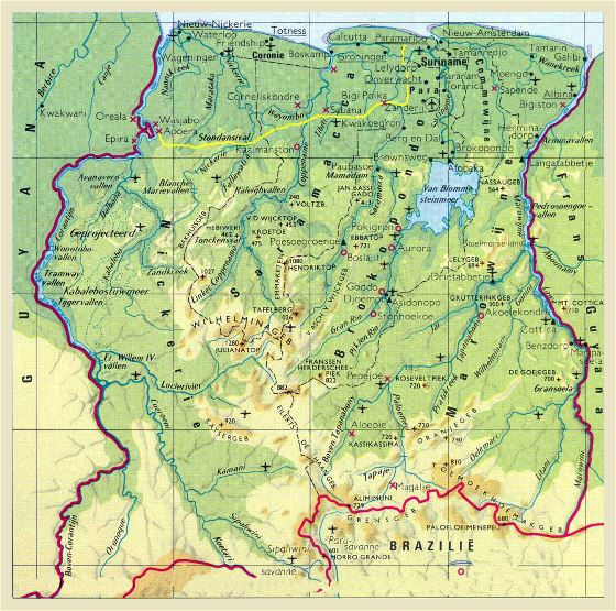 Detallado mapa de elevación de Surinam con aeropuertos