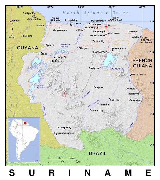 Detallado mapa político de Surinam con relieve