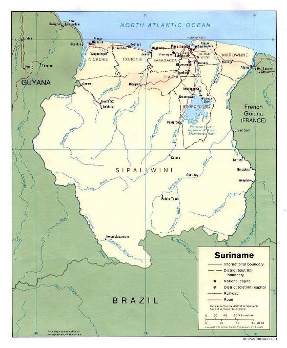 Detallado mapa político y administrativo de Surinam con carreteras y principales ciudades