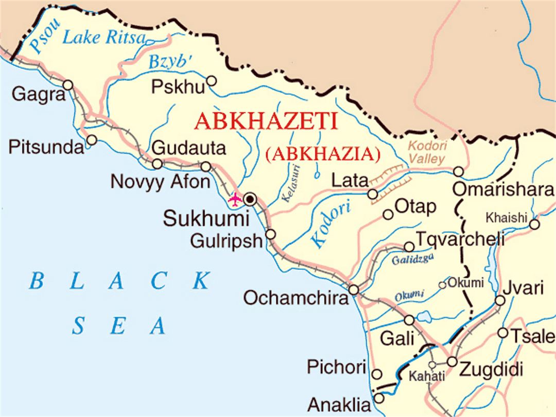 Pequeño mapa de Abjasia con carreteras, ferrocarriles, ciudades y aeropuertos