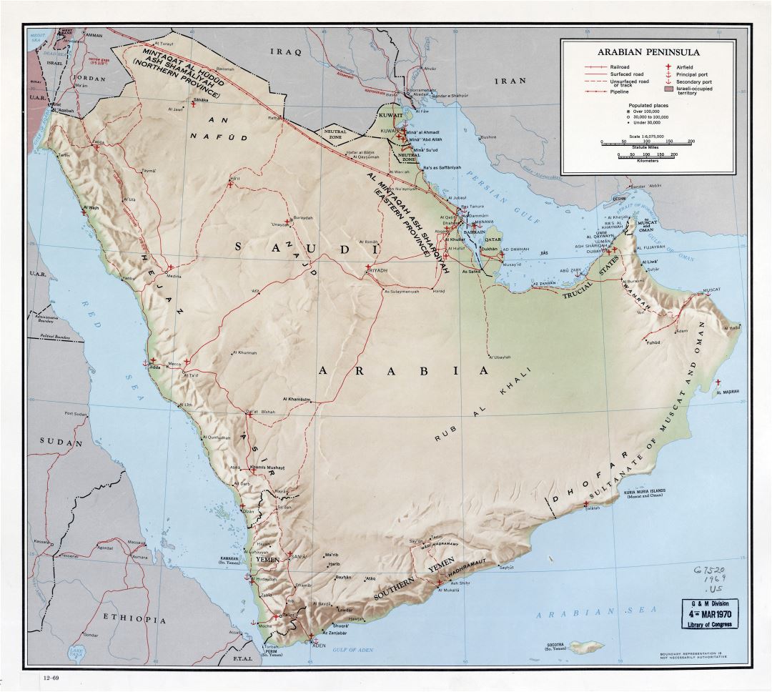 Grande detallado mapa de la Península Arábiga con relieve, carreteras, ferrocarriles, tuberías, puertos, aeropuertos, ciudades y otras marcas - 1969