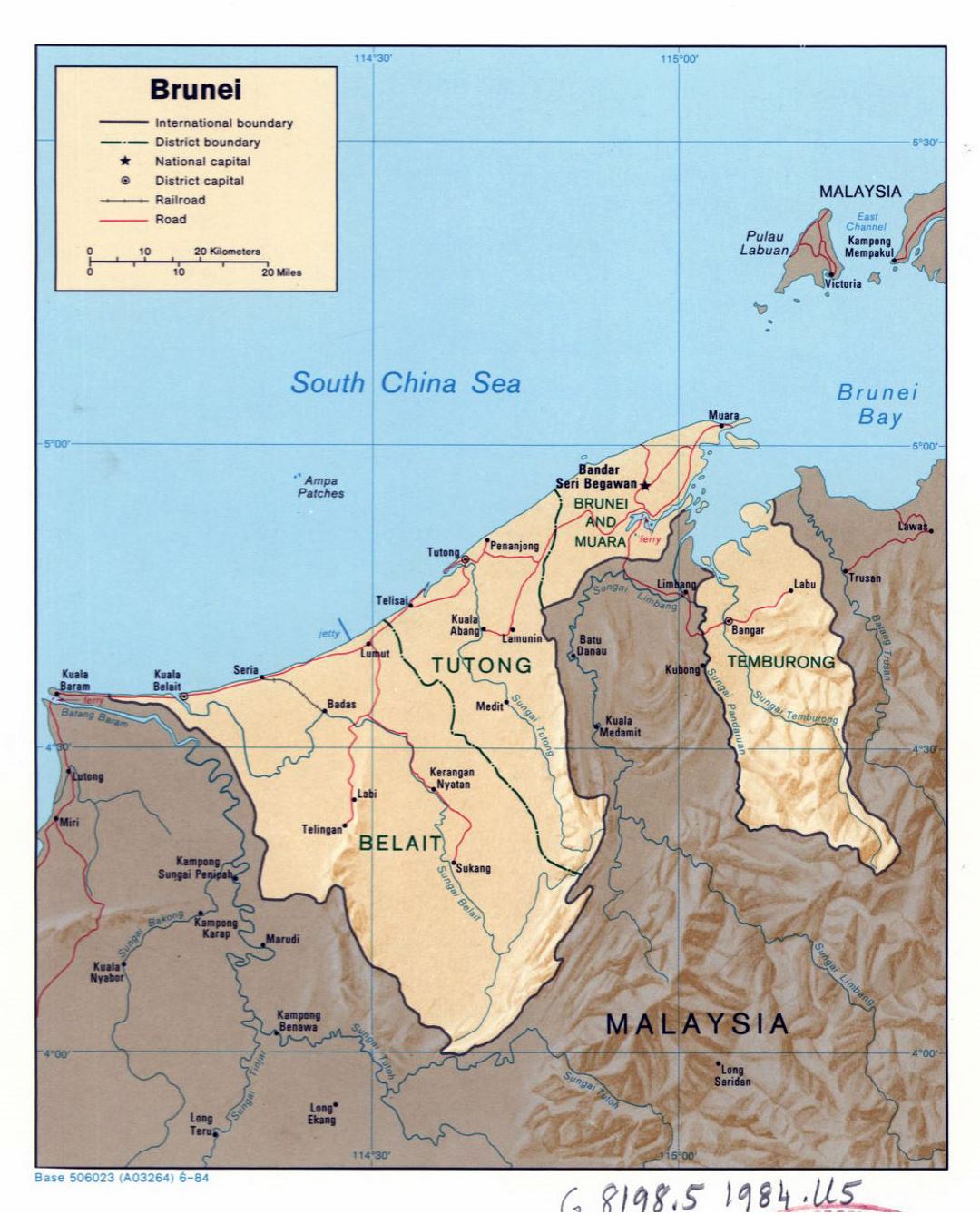 Detallado mapa político y administrativo de Brunei con relieve, carreteras, ferrocarriles y principales ciudades - 1984