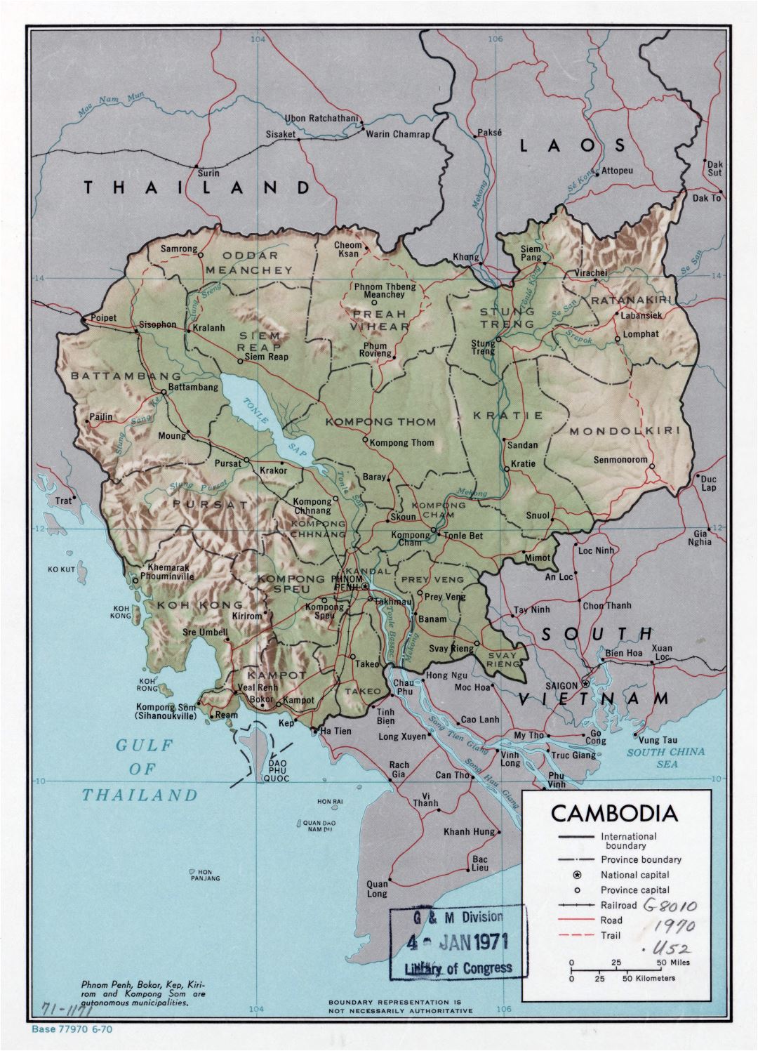 Grande detallado mapa político y administrativo de Camboya con relieve, carreteras, ferrocarriles y principales ciudades - 1970