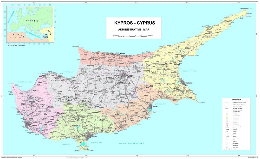 A gran escala mapa de administrativas divisiones de Chipre con carreteras y ciudades