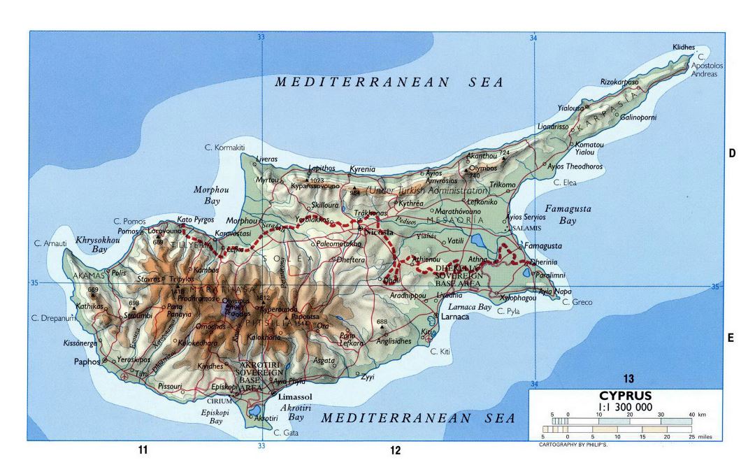 Grande mapa de elevación de Chipre con carreteras y ciudades