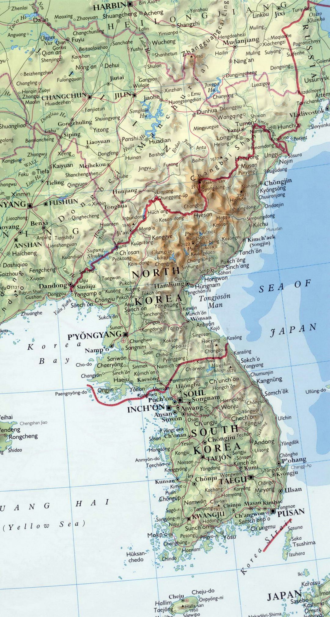 Detallado mapa de Península de Corea con relieve, carreteras, principales ciudades y aeropuertos