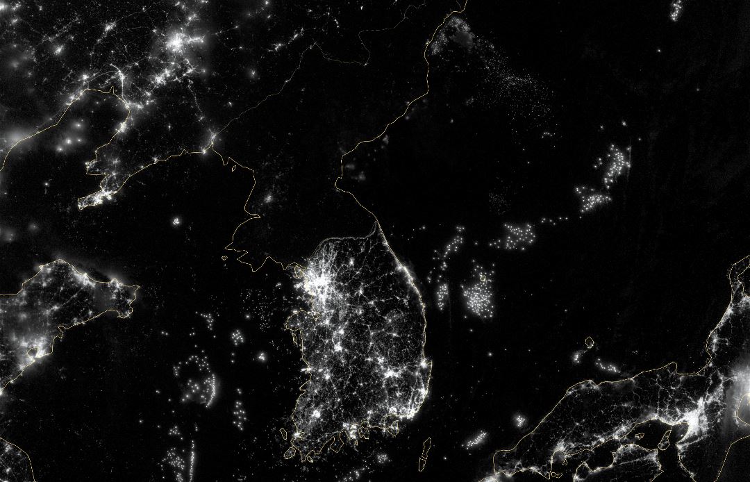 Grande detallado mapa satelital de Corea del Norte en la noche
