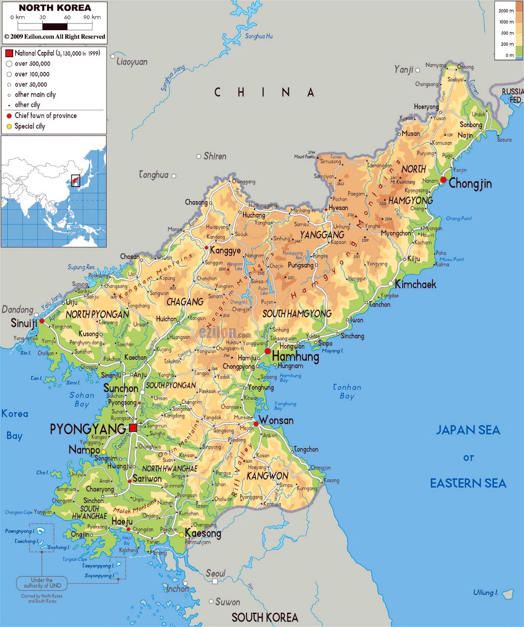Grande mapa físico de Corea del Norte con carreteras, ciudades y aeropuertos