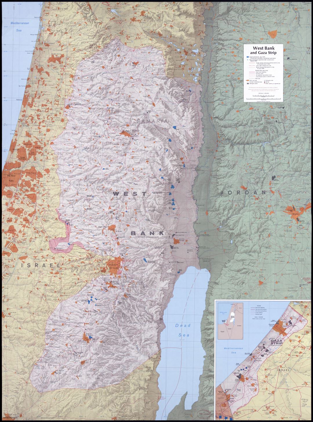 A gran escala detallado mapa de Cisjordania y la Franja de Gaza con relieve, carreteras, ciudades y otras marcas
