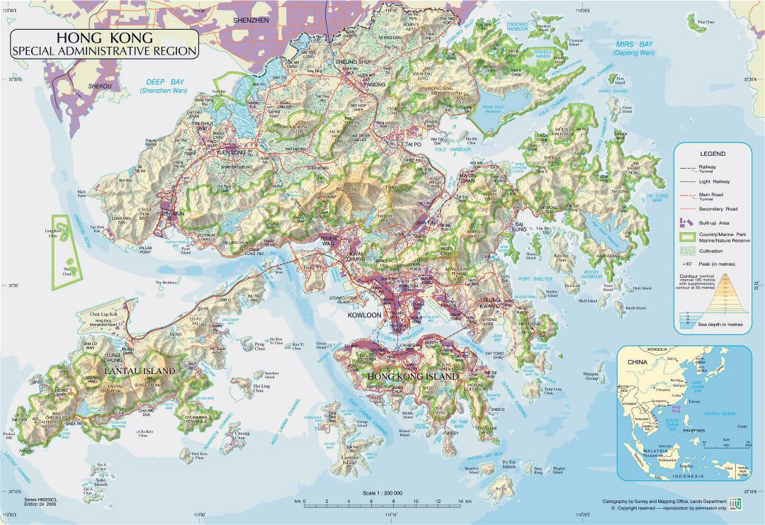 Grande mapa físico de Hong Kong con carreteras, ferrocarriles, socorros y parques